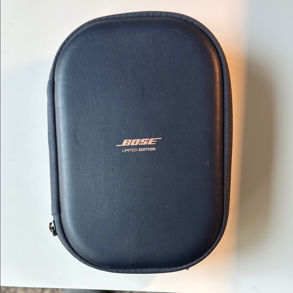 Bose Noise Cancelling Headphones with Case - Picture 3 of 3